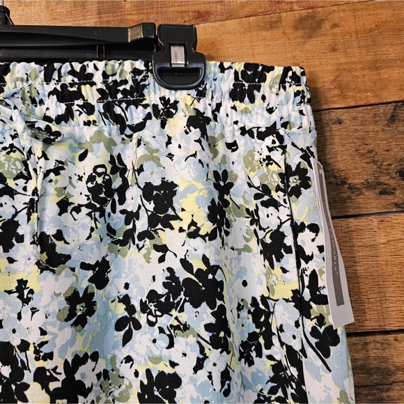 Peace & Pearl's women's forget me not floral Capri pants size xl - Picture 4 of 13